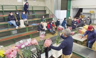 災い転じて福となす年に 福井市中央卸売市場 花卉部初競り 中日新聞web 災い転じて福となす年に 福井市中央卸売市場 花卉部初競り 中日新聞web