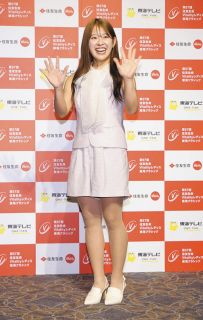 ◆笑顔で手を振る吉田鈴はピンクのノースリーブ姿　華やかにドレスアップした女子ゴルファー15人【住友生命レディス東海クラシック前夜祭フォトギャラリー①】