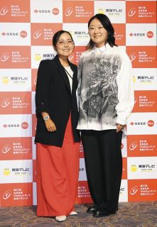 ドレスアップし笑顔を見せる青木瀬令奈（左）、藤田さいき