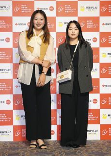 ドレスアップし笑顔を見せる菅楓華（左）、ウー・チャイェン