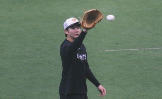 日本ハム】郡司裕也の折れたバットが球審の側頭部を直撃『 ヘルメット