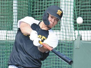 阪神OBらの共通意見「今季の佐藤輝はそううまくはいかない」徹底的な“内角攻め”に再び死球ゼロでいられるか