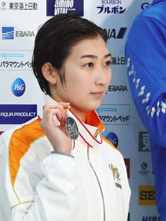 池江璃花子がジャパン・オープン表彰台に喜び「メダルを獲れるとは…」ファンの応援にも感謝