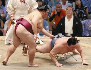 御嶽海が金峰山を上手投げで下し7勝目　大相撲名古屋場所・千秋楽