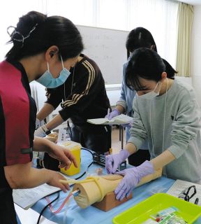 模擬装置使い採血の実習　伊那中央病院、就職前に学生ら参加
