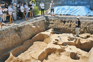 越前市で国府調査の現地説明会　平安時代の建物跡発見