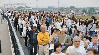 開通した新濃尾大橋を歩く人たち＝愛知県一宮市で
