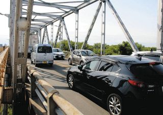 朝のラッシュ時に慢性的に渋滞する濃尾大橋＝23日、羽島市内で