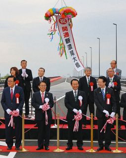 新濃尾大橋の開通を祝いテープカットする愛知県の大村秀章知事（前列左から2人目）と岐阜県の江崎禎英知事（同3人目）＝愛知県一宮市で