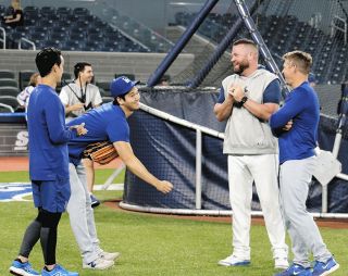 テテの背番号＂7＂なの嬉しすぎる」ドジャース戦始球式に登場