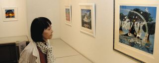 幻想的な作品が並ぶ版画展の会場＝津市東丸之内で
