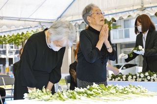 93歳、初めての献花式であふれた涙　四日市空襲から81年の願い「このまま平和であってほしい」