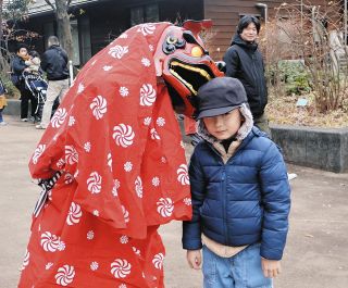 幸せを祈って獅子舞がぶり　各務原・河川環境楽園