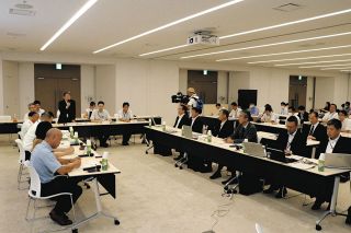 水位低下の原因究明などについて議論する県環境影響評価審査会地盤委員会の第５回会合＝県庁で