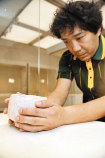 会場では作品展示などの作業が進められている＝多治見市東町で