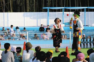西日差すプールで親子ら夕涼み　愛知県尾張旭市の「スイっとあさぴー」1日限り時間延長