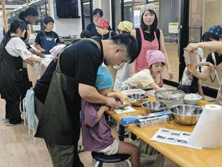 ベトナム料理「フォー」で住民が交流　長野県飯田市で親子連れら味わう
