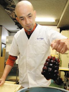 もちもち感と濃厚なたれにファン多く　「花のや製菓」のみたらし団子