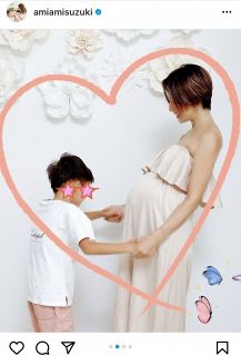 鈴木亜美「明日入院します」計画無痛分娩で第3子出産へ準備…家族愛あふれる4人ショット「幸せをくれる」