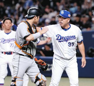 巨人】前監督の高橋由伸さんが始球式に登場 侍ジャパンのユニホーム姿
