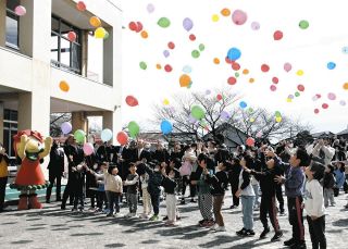 南こども園、今までありがとう　大野の町立こども園が統合で取り壊し、園児や住民ら別れ