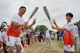 「自分への自信少し付いた」　聖火リレー、2ルート8自治体でトーチつなぐ【29日のランナーの集合写真・動画】