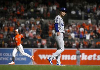 DeNA元監督・中畑清さん、背番号「70」で始球式 「本当に多くの歓声