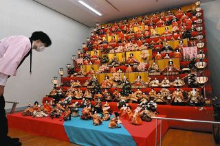 人形ずらり、五輪や万博再現　辰野町・荒神山公園恒例の「春まつり」