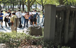 戦争の悲惨さ肌で感じる　名古屋でツアー、高校生が空襲の跡見学