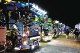 映画トラック野郎の「一番星」も！デコトラ300台が集結　三重県尾鷲市でチャリティーイベント