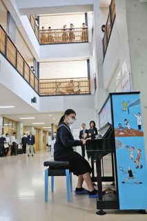 ストリートピアノで青春を豊かに　恵那高OBが寄贈