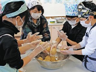 発酵食文化、児童に広がれ　山岡小でみその仕込み作業、恵那市ソムリエの会が講師で活躍