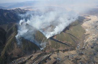 ã€å‹•ç”»ã€‘é•·é‡ŽçœŒä¸Šç”°å¸‚ã§å±±ç«äº‹ã€ç”·æ€§1äººã‚„ã‘ã©ã€€æž¯ã‚Œè‰ç„¼ãç«ãŒç‡ƒãˆåºƒãŒã£ãŸã‹