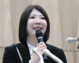 記者会見をする西山朋佳女流四冠 
＝26日午前、東京都渋谷区の将棋会館で（木戸佑撮影）
