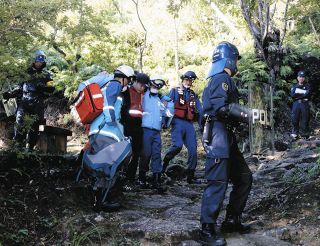 「クマ出没」迅速な連携を　尾鷲市・馬越公園で尾鷲署など訓練