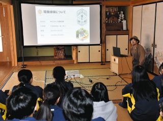 ミツバチの生態などについて説明を受ける生徒たち＝恵那市山岡町田代で
