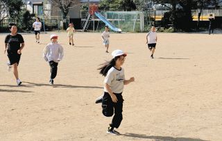 「校内にクマ」児童を守れ　尾鷲市・矢浜小学校で出没に備え避難訓練