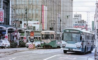海部公子(あまべきみこ)作 九谷 色絵 陶板画 木通(アケビ) 師とともに 色絵磁器に情熱 追悼・海部公子さん：北陸中日新聞Web