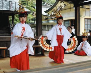 50年以上受け継がれる伝統　東郷町・傍示本春日社で園児8人がお神楽巫女舞奉納