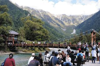 シルバーウィーク初日、上高地にぎわう　長野県や県警が安全な秋山登山呼びかけ