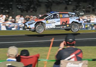 初開催の藤岡ＳＳＳで、大勢の観客の前をジャンプして走り抜けるラリーカー