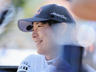 笑顔で取材に応じるトヨタの勝田貴元