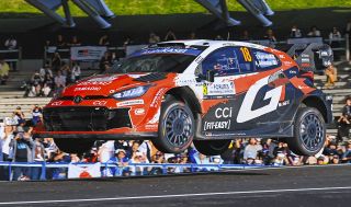 ＷＲＣ日本ラウンド「ラリージャパン」第２日、初開催となった藤岡ＳＳＳで、大勢の観客の前をジャンプするトヨタの勝田貴元選手＝３０日午後、愛知県豊田市で（野村和宏撮影）