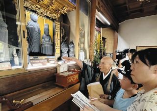力強く穏やかな「円空仏」巡り　岐阜県羽島市の児童ら、市内寺院の30体を見学