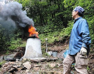 火を噴く「五蓮窯」の窖窯の煙突＝土岐市泉町久尻の美濃陶芸村で