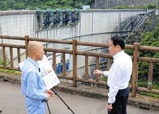 矢作ダムを視察する岸田首相（右）＝８日午後、岐阜県恵那市で（代表撮影）