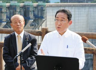 視察を終え、報道陣の質問に答える岸田首相（左は八木哲也環境副大臣）（８日午後３時３５分、岐阜県恵那市の矢作ダムで）＝代表撮影