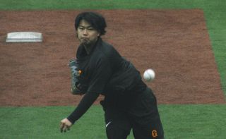 引退セレモニーの巨人・長野久義に菅野智之も駆けつけ花束 阿部監督