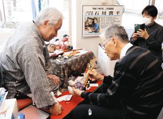 木目込み人形に心込め　松本「林人形工房」で伝統工芸士が制作実演