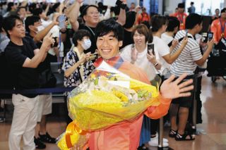 躍進のフェンシング代表が帰国　メダル２つの加納虹輝「競技をメジャーにしたい」
